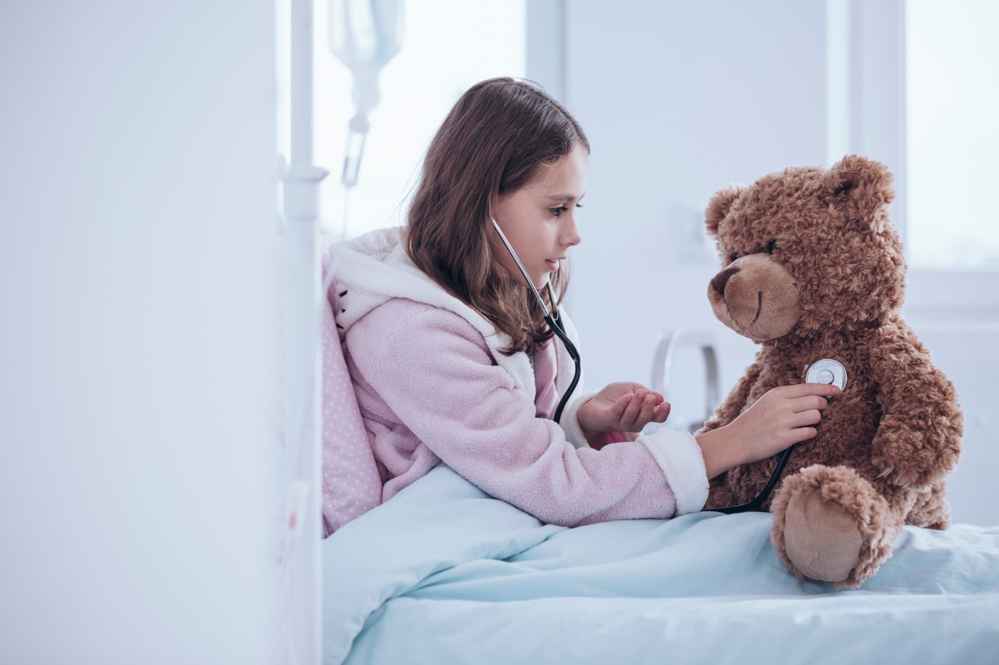 enfant joue docteur