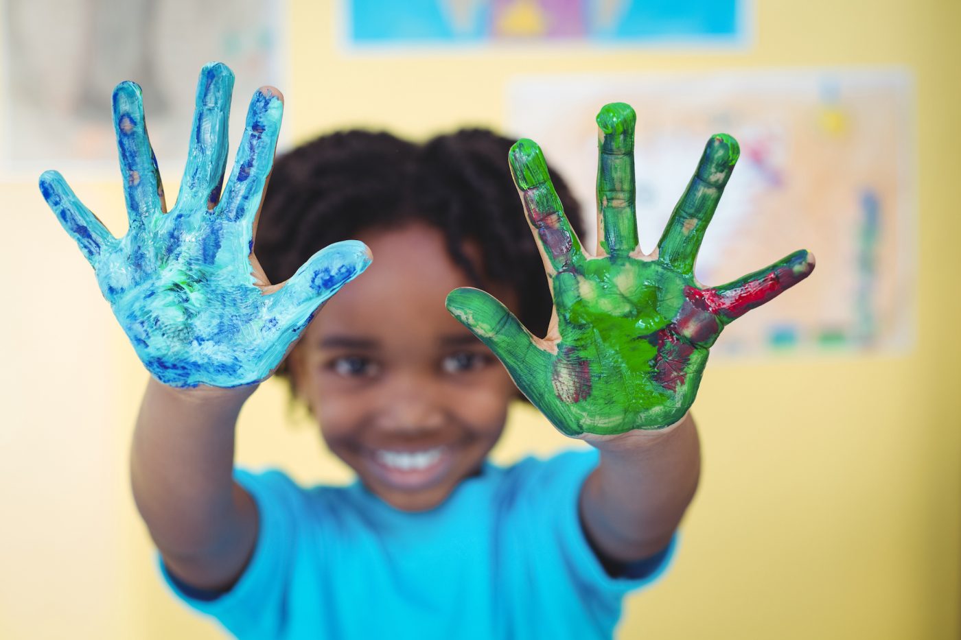 main enfant peinture