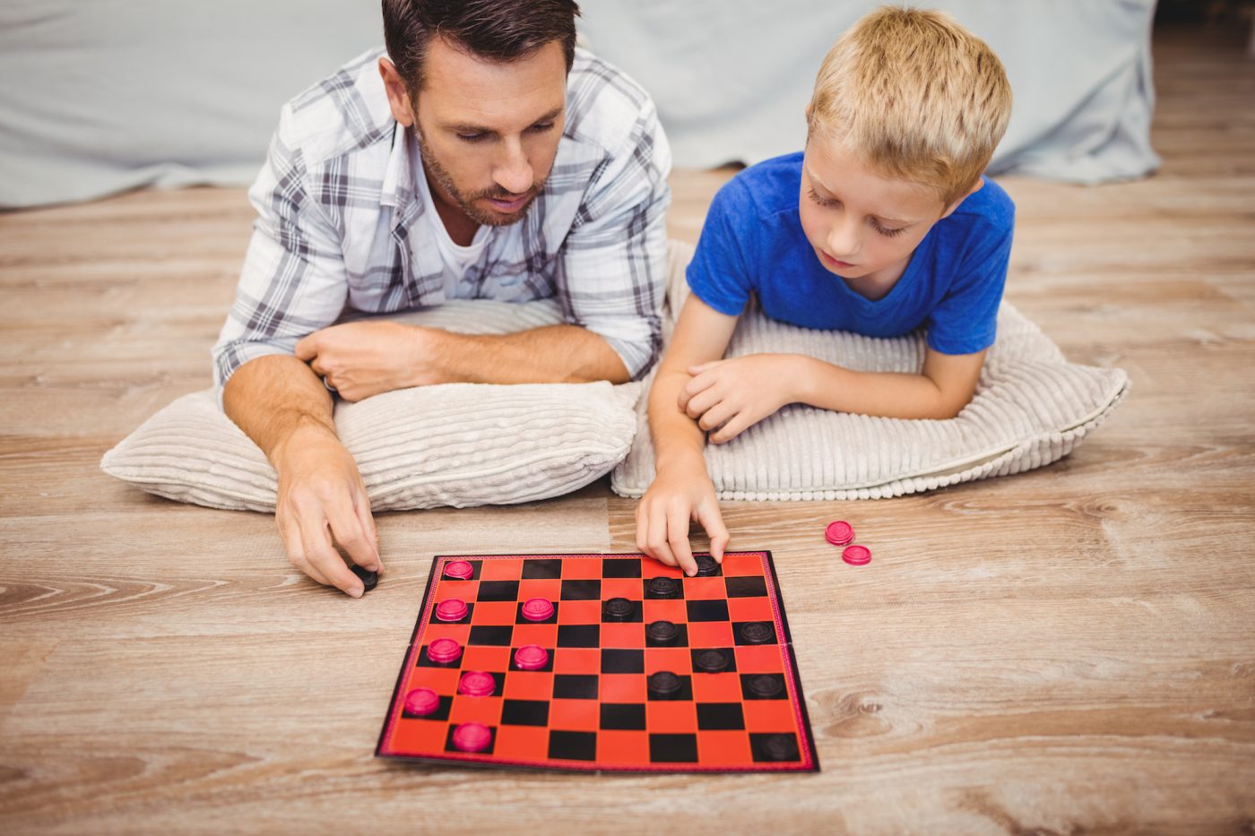 un pere joue avec son fils